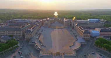 Versay Sarayı 'nın havadan görünüşü ve çevresindeki bahçeler, Fransa.