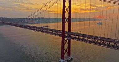  Portekiz, Lizbon 'da gün batımında Tagus Nehri üzerindeki 25 de Abril köprüsünün hava görüntüsü.