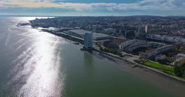 Aljezur Portekiz 'in havadan görünüşü. Gün batımında küçük, rahat, geleneksel bir sörf kasabası.