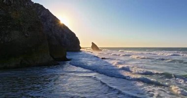 Ünlü Cabo da Roca 'nın uçurumlarının havadan görünüşü gün batımında Atlantik Okyanusu' nun dev dalgalarıyla yıkanır..