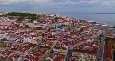  Lizbon 'un eski merkezi Alfama' da Aziz Stephen Kilisesi ile hava manzarası. Lizbon, Portekiz.