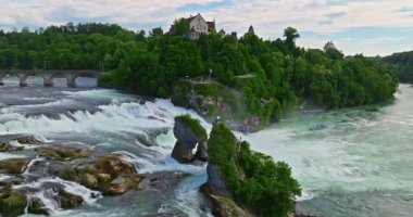 Şelalenin havadan görünüşü Rhine Falls Neuhausen yazın İsviçre.