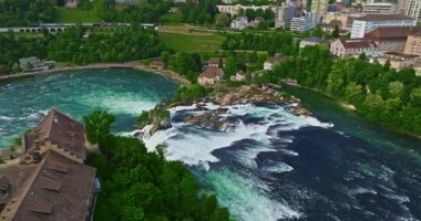 Şelalenin havadan görünüşü Rhine Falls Neuhausen yazın İsviçre.