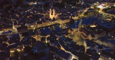 Gece aydınlanmış Zürih şehrinin havadan görünüşü. İsviçre.