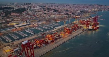 Lizbon, Portekiz 7.07.2025 Lizbon Limanı, Portekiz. Akşamları büyük limanın havadan görüntüsü..
