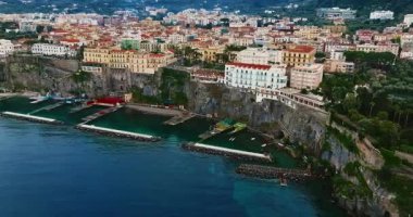 İtalya 'nın Sorrento kentinin havadan görünüşü, İtalya kıyılarında büyük uçurumları olan güzel bir turistik kasaba..