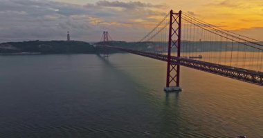  Portekiz, Lizbon 'da gün batımında Tagus Nehri üzerindeki 25 de Abril köprüsünün hava görüntüsü.