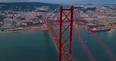  Portekiz, Lizbon 'da gün batımında Tagus Nehri üzerindeki 25 de Abril köprüsünün hava görüntüsü.