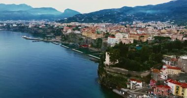 Güney İtalya 'daki Akdeniz kıyısındaki Napoli Körfezi' ndeki Sorrento şehri ve sahil manzarası.