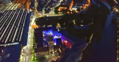 Gece aydınlanmış Zürih şehrinin havadan görünüşü. İsviçre.