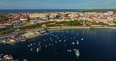 Portekiz, Sines şehrinin havadan görünüşü. Eski balıkçı limanı, tarihi merkez ve kale..