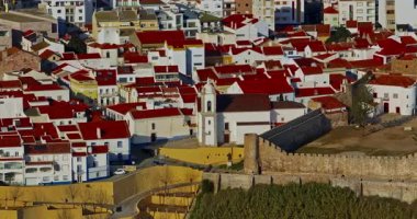 Portekiz, Sines şehrinin havadan görünüşü. Eski balıkçı limanı, tarihi merkez ve kale..