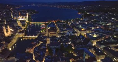 Gece aydınlanmış Zürih şehrinin havadan görünüşü. İsviçre.