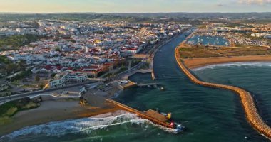 Lagos, Portekiz 'in havadan görünüşü, tarihi eski kasaba, modern konut, marina.