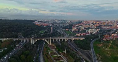 Lizbon, Portekiz, Avrupa 'da su kemeri ve karayolu trafiğinin hava görüntüsü. 