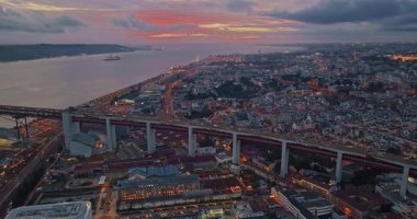 Gece yarısı aydınlık binalarla şehir merkezinin havadan görünüşü, Lizbon, Portekiz.