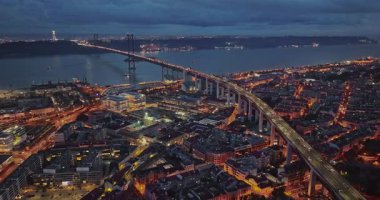 Gece yarısı aydınlık binalarla şehir merkezinin havadan görünüşü, Lizbon, Portekiz.