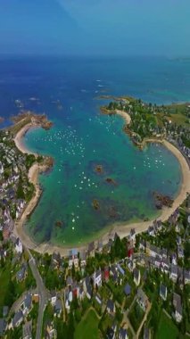  Gün batımında Fransa 'daki Atlantik Okyanusu' nun inanılmaz kayalık kıyılarının havadan görüntüsü. Bretagne 'ın fotoğrafını çekiyorum. Kuzey Brittany 'de kayaların üzerinden uçan ve onlara çarpan bir dron..