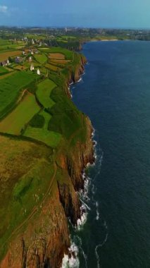  Güzel deniz manzarası, güzel kayalık kıyı, Fransa 'daki insansız hava aracı manzarası. Mavi okyanustaki kayaların üzerinden uçan dalgaların görüntüsü. Okyanus dalgaları çok güzel bir kumsal manzarası var..