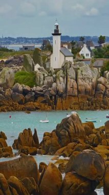  Gün batımında Fransa 'daki Atlantik Okyanusu' nun inanılmaz kayalık kıyılarının havadan görüntüsü. Bretagne 'ın fotoğrafını çekiyorum. Kuzey Brittany 'de kayaların üzerinden uçan ve onlara çarpan bir dron..