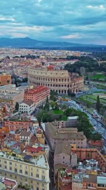 Colosseum 'un uçan insansız hava aracını kuruyorum. Ünlü Antik Roma Arena 'sı. Roma şehir merkezi, İtalya. Kolezyum ve Roma 'daki İmparatorluk Forumları. Colosseum 'un etrafında insansız hava aracı ile güzel bir hava görüntüsü..
