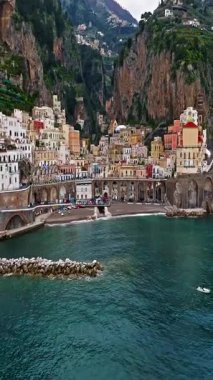  İtalya 'nın ünlü Amalfi Sahili' nin Atrani manzarası. Amalfi sahilinin ünlü turistik beldesi..