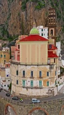  İtalya 'nın ünlü Amalfi Sahili' nin Atrani manzarası. Amalfi sahilinin ünlü turistik beldesi..