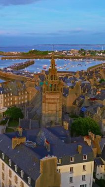  Roscoff şehir manzarası, Roscoff iskelesinin arka planında Fransa 'nın kuzeybatısında. Atlantik kıyısında gün batımında Roscoff 'ta resimli balıkçılık ve turist kasabası.