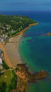  Fransa 'nın batı kıyısında Atlantik Okyanusu' nda güzel bir şehir. Brittany 'deki Douarnenez limanında hava manzarası. Yatları ve tekneleri olan sessiz bir balıkçı teknesi..