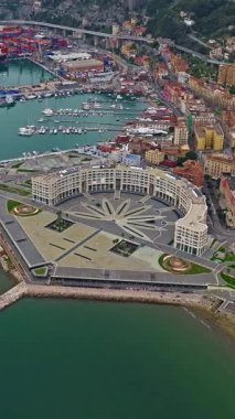  İtalya 'nın Salerno kentinin havadan görünüşü, İtalya' nın Salerno eyaletinde yer alan bir kıyı bölgesidir..