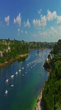  Fransa kıyılarının güzel bir manzarası. Saint Pabu 'nun kuzey Finistere Fransa' sında gün batımında güzel bir plaj manzarası. Brittany kıyı şeridi. Suyun turkuaz rengi.