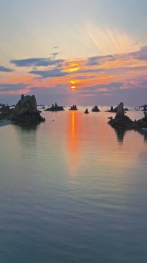  Gün batımında Fransa 'daki Atlantik Okyanusu' nun inanılmaz kayalık kıyılarının havadan görüntüsü. Bretagne 'ın fotoğrafını çekiyorum. Kuzey Brittany 'de kayaların üzerinden uçan ve onlara çarpan bir dron..