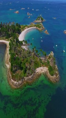  Fransa kıyılarındaki Atlantik Okyanusu 'nda Roscoff yakınlarında güzel bir manzara. Fransa 'nın Roscoff şehrinde güneşli bir günde Perharidy yarımadasının görünen yüzü.