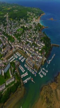 Fransa 'nın batı kıyısında Atlantik Okyanusu' nda güzel bir şehir. Brittany 'deki Douarnenez limanında hava manzarası. Yatları ve tekneleri olan sessiz bir balıkçı teknesi..