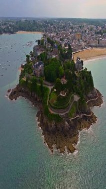  Brittany 'deki Douarnenez limanında hava manzarası. Yatları ve tekneleri olan sessiz bir balıkçı teknesi, Brittany, Fransa.