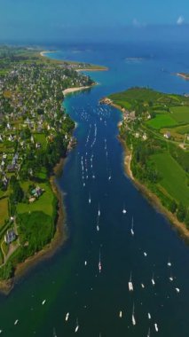  Fransa kıyılarının güzel bir manzarası. Saint Pabu 'nun kuzey Finistere Fransa' sında gün batımında güzel bir plaj manzarası. Brittany kıyı şeridi. Suyun turkuaz rengi.