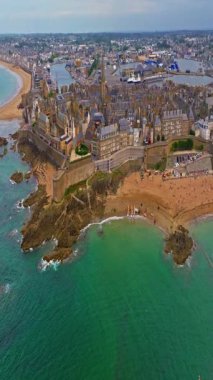  Gün batımında Fransa 'daki Atlantik Okyanusu' nun inanılmaz kayalık kıyılarının havadan görüntüsü. Bretagne 'ın fotoğrafını çekiyorum. Kuzey Brittany 'de kayaların üzerinden uçan ve onlara çarpan bir dron..