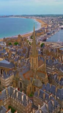  Saint Malo 'nun havadan görünüşü, Brittany France. Sahil şeridini kaplayan tarihi Saint Malo binaları. İnsansız hava aracı şehrin ve ortaçağ kalesinin üzerinde uçuyor. Katedral çan kulesi olan Saint-Malo eski şehri.