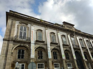 Porto, Avrupa Portekiz - 7 Haziran 2018. Pencereleri ve balkonları olan bir bina. Yüksek kalite fotoğraf