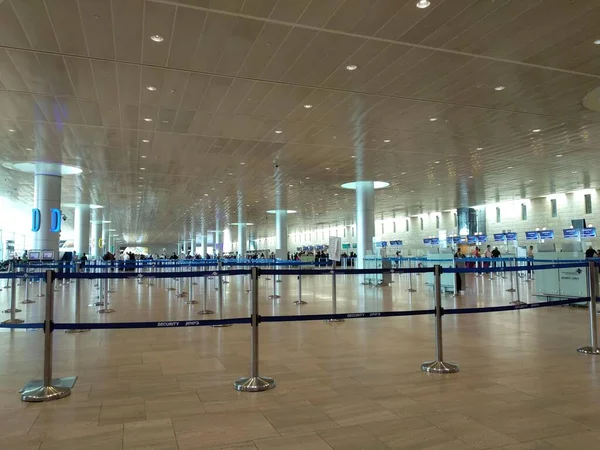 特拉维夫以色列2021年9月13日 古里安机场 自动扶梯磁带上的两个灰色行李旅行袋 高质量的照片 — 图库照片