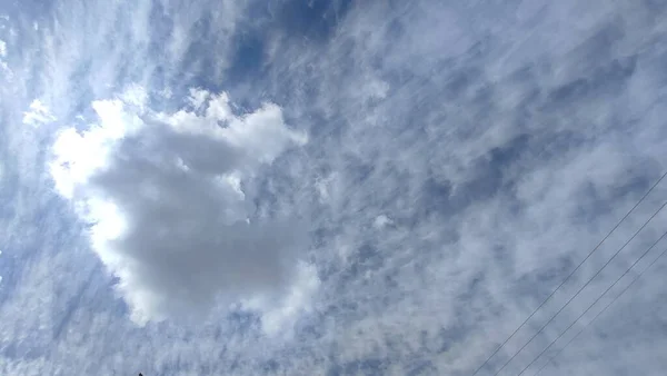 Blauer Himmel Naturlandschaft Sonnenwolken Und Gebäude Hochwertiges Foto — Stockfoto