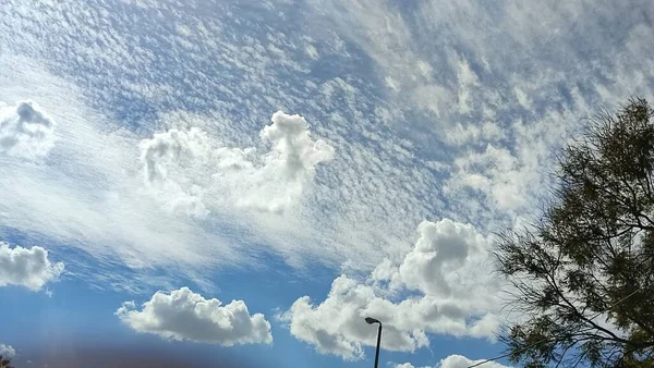 Céu Azul Natureza Paisagem Nuvens Sol Construção Foto Alta Qualidade — Fotografia de Stock