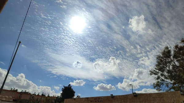 Блакитне Небо Природний Пейзаж Сонячні Хмари Будівництво Високоякісна Фотографія — стокове фото