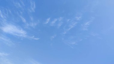 Mavi gökyüzü doğanın arka planını gölgeliyor. Yüksek kalite fotoğraf