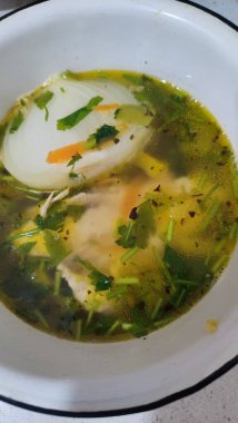 Tavuk çorbası kasede ve ocakta. Yüksek kalite fotoğraf