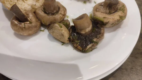 Champignon Champignons Mariniert Auf Einem Weißen Teller Abendessen Vorspeise Hochwertiges — Stockfoto