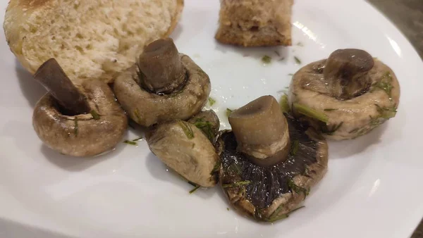 Cogumelos Champignon Marinados Uma Chapa Branca Aperitivo Jantar Comida Foto — Fotografia de Stock