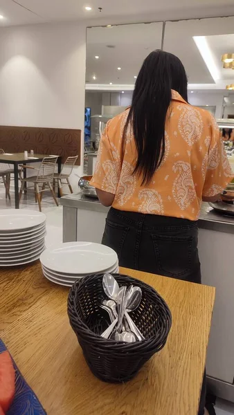 Uma Mulher Com Cabelo Escuro Fica Costas Restaurante Pratos Foto — Fotografia de Stock