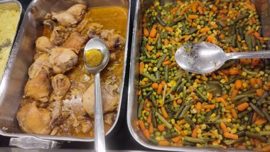 Tabakta garnitürlü et, yemek, restoran lezzeti, öğle yemeği servisi. Yüksek kalite fotoğraf