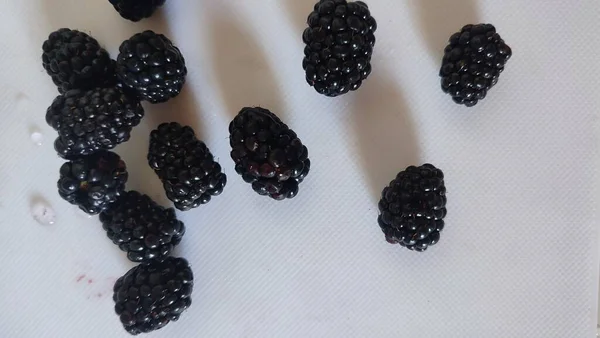 Zwarte Fris Bramen Fruit Witte Achtergrond Hoge Kwaliteit Foto — Stockfoto
